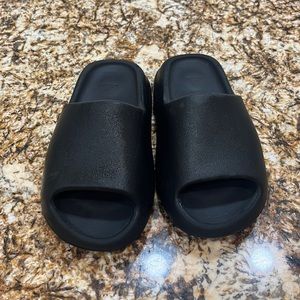 YEEZY SLIDES MENS SIZE 5